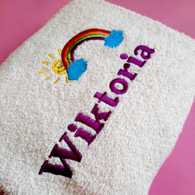 różowy ręcznik z imieniem Wiktoria haftyok.pl